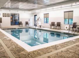 Comfort Suites Hartville-North Canton，位于Uniontown的带热水浴缸的酒店