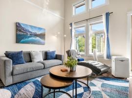 Sleeps 8 Loft with Pool Hot Tub Near Banff，位于坎莫尔的酒店