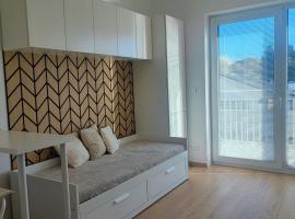 Modern studio in a residence with parking，位于米亚瓦的酒店