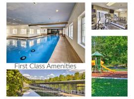 Stunning Water View - Pet Friendly Indoor Pool，位于布兰森的酒店