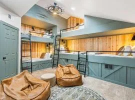 Penthouse 7 on Taneycomo - Chic Waterfront Condo