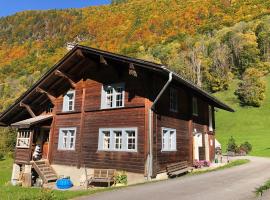 Ferienhaus Auen 37，位于Matt的酒店