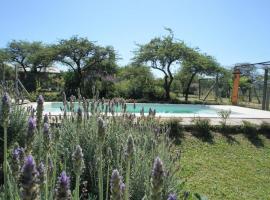 AGUAPÉ - Alojamiento rural con PILETA - hasta 4 huéspedes，位于查哈里的酒店