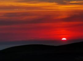 Amazing Sunsets and Sea Views - Lodge Cabin Farm Stay - Caol Ila - Lodge 8，位于斯特兰拉尔的酒店