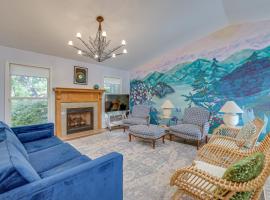 Forest-View Gem on Vaughn Creek Less Than 1 Mi to Dtwn!，位于Tryon的酒店