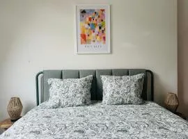 The Central Experience - 2 BR, Bright, Spacious & Central