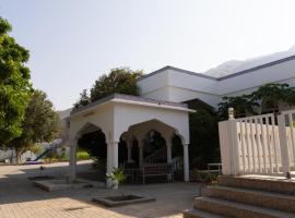 بيت الشّاب Al Shab House，位于Ţīwī的酒店