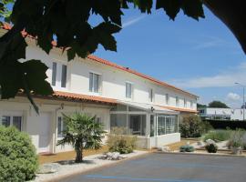 Cit'Hotel Les Atlantes Royan parking privé，位于Médis的酒店