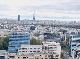 Appartement de 110 m carr&eacute;s &agrave; La D&eacute;fense vue sur Paris，位于库尔布瓦的带泳池的酒店