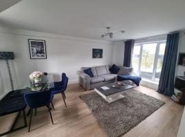 Spacious 3BR Home with Large Garden - Ashford, Kent，位于Kennington的酒店