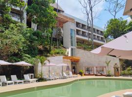 Hotel Mundo Maya Palenque，位于帕伦克的带停车场的酒店