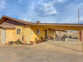 On 17-Acre Lot with Barn and Patio Rural Aztec Home，位于Aztec的酒店