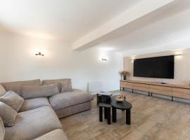 Delycia - Piscine - Jardin - Parking - Calme，位于Belcodène的酒店