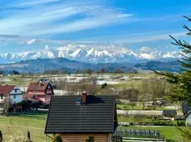 Pocztówka z Mizernej, drewniane domki, widok na Tatry, blisko Velo Czorsztyn, Jezioro Czorsztyńskie, rowery, spokojna okolica