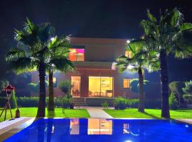 Villa Palmiers 4ch piscine ensoleillée 20mn Agadir，位于Ti nʼ el Mekki的酒店