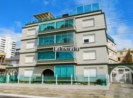 Apartamento pé na areia no centro de Tramandaí!