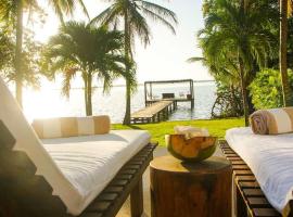 7BR Beautiful Waterfront Villa - Perfect Getaway，位于Calderitas的酒店