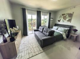 Stylish Condo Studio, Neflix, Pool, Balcony and near Airport，位于公主港的分契式公寓