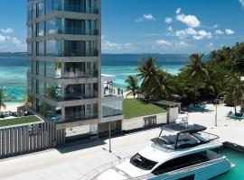 Swarn by Hawks Hotels Kamadhoo Baa Atoll，位于芭环礁的带停车场的酒店