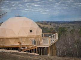 Romantic and Luxurious Glamping Dome in Eureka Springs, Equipped with an Indoor Hot Tub Perfect for a Weekend of Relaxation，位于尤里卡斯普林斯的豪华帐篷
