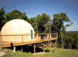 Vintage Themed Geodome with a Cedar Hot Tub and Mountain Views, Perfect for a Romantic Getaway in Eureka Springs，位于尤里卡斯普林斯的豪华帐篷