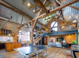 Urban Farmstead Family Retreat - Game Barn，位于阿普尔顿的酒店