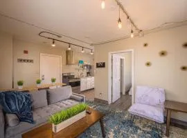 Downtown 2 Bedroom Apartment - Free Parking
