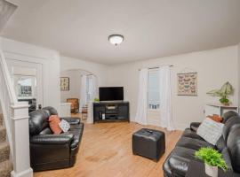 Downtown Home off College Avenue - Lawrence University，位于阿普尔顿的酒店