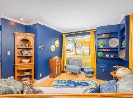 River Drive Retreat - Family Neighborhood sleeps 10