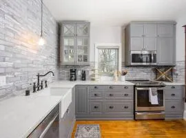 4 Bedroom Family Home - Downtown Lawrence University