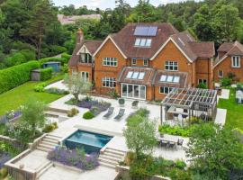 Luxury Mansion Farnham pool gym EV Charger，位于法纳姆的酒店