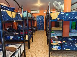 蓝色旅舍，位于哈林海滩的酒店