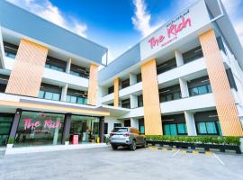 The Rich Hotel，位于Ban Nong Tao的带停车场的酒店
