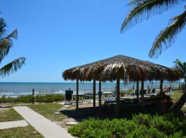 Oceanfront Sea Scape Motel，位于墨尔本Brevard Museum of Art and Science Foosner Education Center附近的酒店