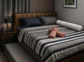 Seven-Eleven Inn 1BR Condo - Royal Oceancrest Mactan，位于Mactan Island的带泳池的酒店