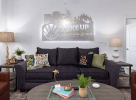 Lux 2 BR with private 2 bath Mins to Oak Mtn St Park)，位于佩勒姆的酒店