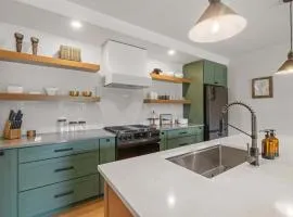 Le Petit Flat - 2 Bed 1 Bath One Level Apartment
