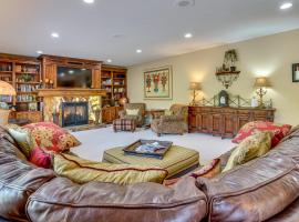 Upscale Group Getaway in Orem with Private Hot Tub，位于奥勒姆的酒店