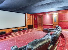 Elegant 6,300-Sq-Ft Family Home with Hot Tub in Orem，位于奥勒姆的酒店