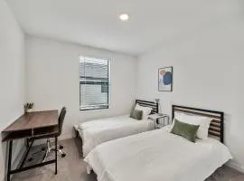 Sunny Escape Fresh, Modern Townhome Near Beaches