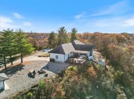 Amazing Sunset Lake Views, Huge Deck & Hot Tub!
