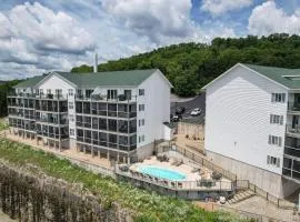 Boat Slip, 3 Pools, Golf, Ozarks Ampitheater, & Amazing Lake Views at Big Niangua