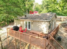 Lake Cabin & Dock - A True Ozarks Experience!，位于Barnett的酒店