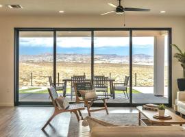 Surf Inn Lake Powell Sleeps 15 Hot Tub Views，位于佩吉的酒店