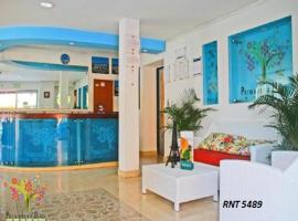 Hotel Primavera Plaza，位于梅尔加的带泳池的酒店