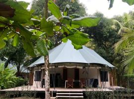 Safari tent with private pool close to Manuel Antonio Glamping 2，位于Savegre的酒店