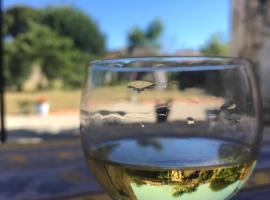 Le Grenier 1 Rue Verte Tusson 16140 France，位于Tusson的酒店