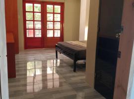 American Roadhouse Hotel and Restaurant，位于Candijay的酒店