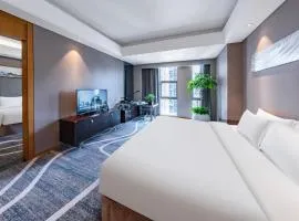 C Plaza Hotel Chongqing Jiefangbei Hongya Cave