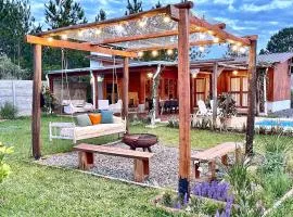 Casa completa con pileta privada y patio